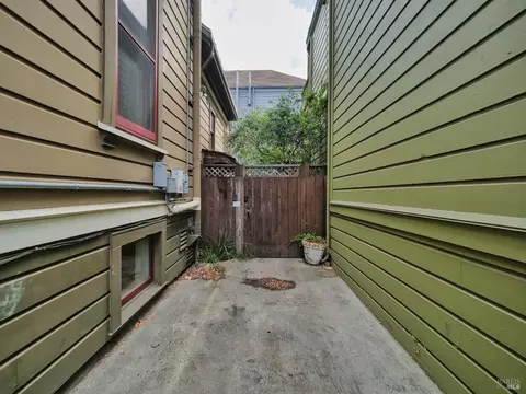 Exterior - 1014 Castro St, Oakland, CA 94607 photo 7 of 10