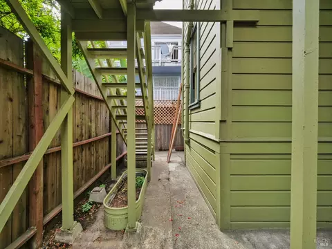 Exterior - 1014 Castro St, Oakland, CA 94607 photo 5 of 10