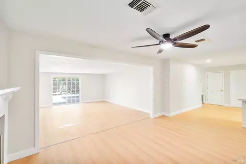 Living - 278 Jasmine St, Fairfield, CA 94533 photo 2 of 5