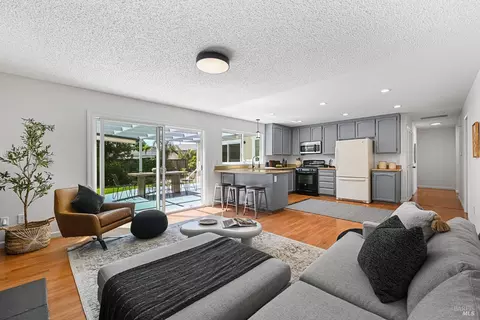 501 Firelight Dr, Santa Rosa, CA 95403