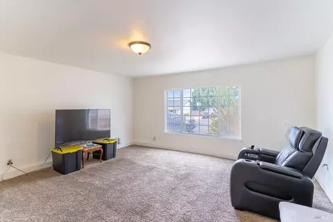 Living - 327 Pecan St, Vallejo, CA 94589 photo 3 of 10