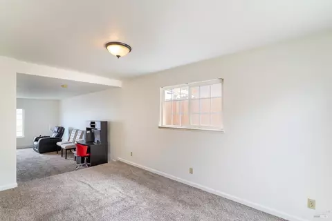Living - 327 Pecan St, Vallejo, CA 94589 photo 6 of 10
