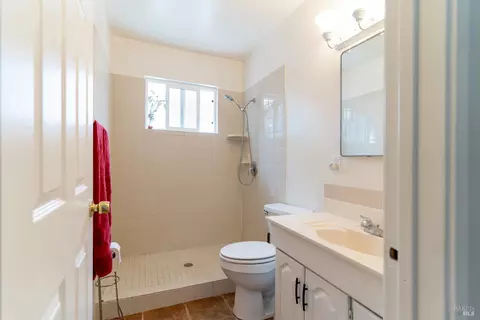 Bath - 327 Pecan St, Vallejo, CA 94589 photo 1 of 1