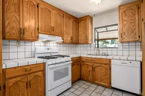 Kitchen - 262 Markham Ave, Vacaville, CA 95688 photo 2 of 3