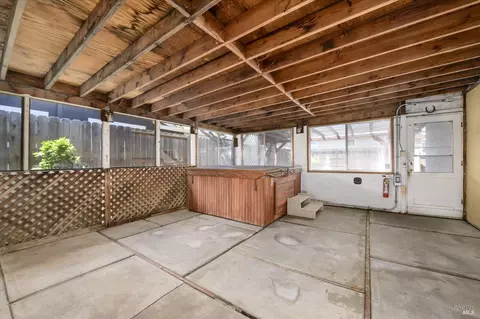 Exterior - 262 Markham Ave, Vacaville, CA 95688 photo 7 of 17