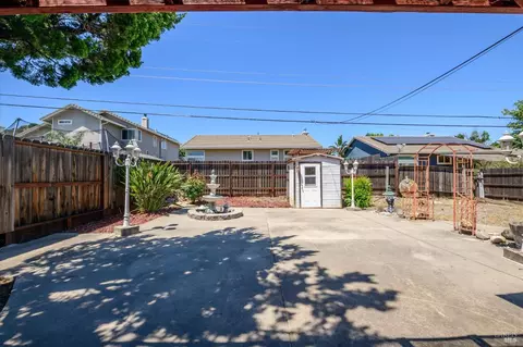 Exterior - 262 Markham Ave, Vacaville, CA 95688 photo 8 of 17