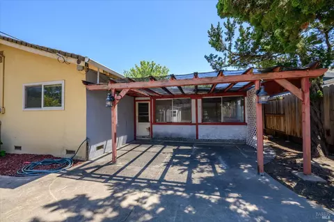 Exterior - 262 Markham Ave, Vacaville, CA 95688 photo 11 of 17