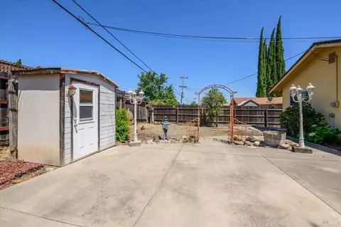 Exterior - 262 Markham Ave, Vacaville, CA 95688 photo 12 of 17