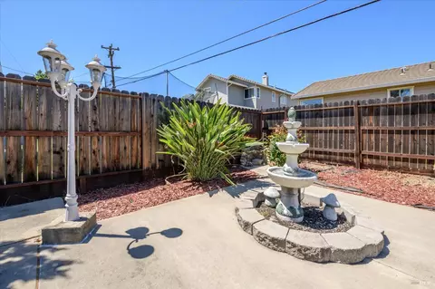 Exterior - 262 Markham Ave, Vacaville, CA 95688 photo 9 of 17