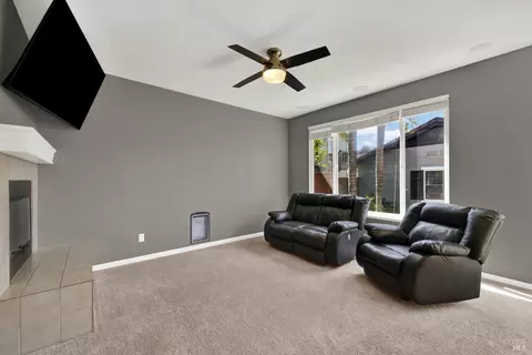 Living - 1261 Valley Glen Dr, Dixon, CA 95620 photo 4 of 5