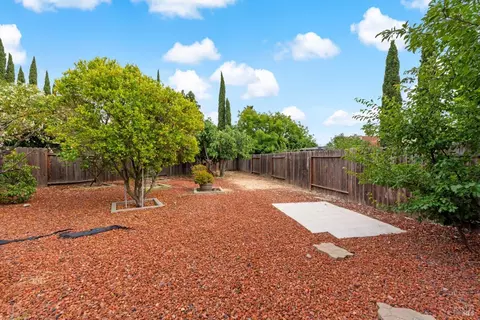 Exterior - 1106 Peppertree Ct, Fairfield, CA 94533 photo 6 of 11