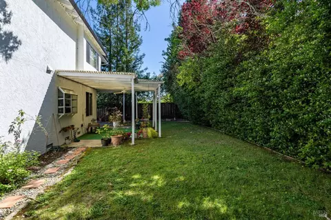 Exterior - 405 La Quinta Ct, Windsor, CA 95492 photo 9 of 11