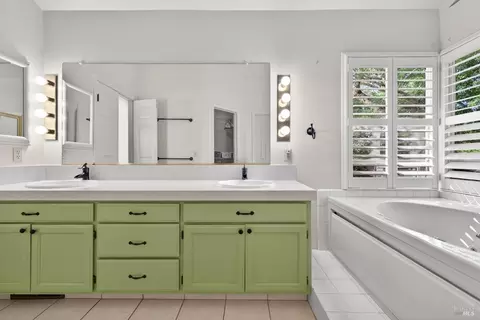 Bath - 405 La Quinta Ct, Windsor, CA 95492 photo 3 of 5