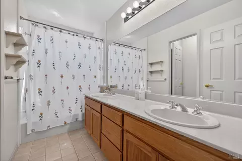 Bath - 405 La Quinta Ct, Windsor, CA 95492 photo 4 of 5