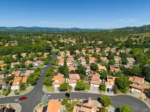 View/Area - 405 La Quinta Ct, Windsor, CA 95492 photo 2 of 9