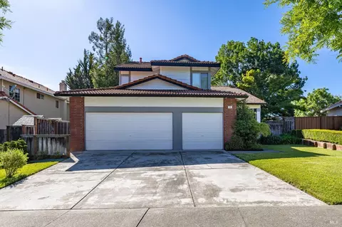 Exterior - 405 La Quinta Ct, Windsor, CA 95492 photo 3 of 11