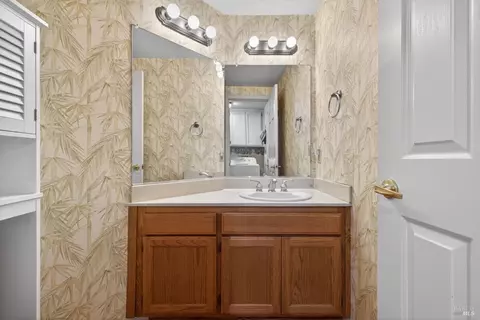 Bath - 405 La Quinta Ct, Windsor, CA 95492 photo 5 of 5
