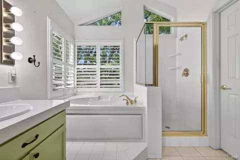 Bath - 405 La Quinta Ct, Windsor, CA 95492 photo 2 of 5