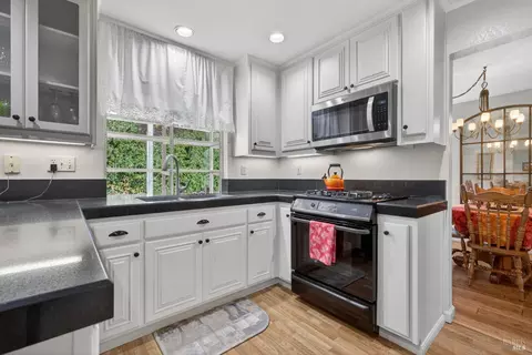 Kitchen - 405 La Quinta Ct, Windsor, CA 95492 photo 3 of 6