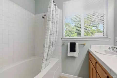 Bath - 7811 Foppiano Way, Windsor, CA 95492 photo 2 of 3