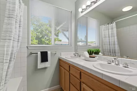 Bath - 7811 Foppiano Way, Windsor, CA 95492 photo 1 of 3