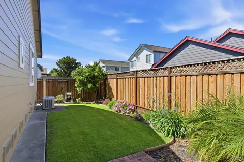 Exterior - 7811 Foppiano Way, Windsor, CA 95492 photo 2 of 9