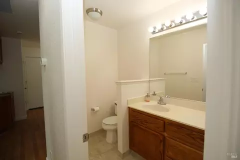 Bath - 1925 Dorris Ct, Dixon, CA 95620 photo 2 of 4