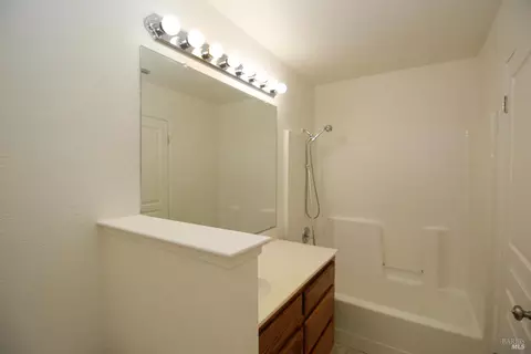 Bath - 1925 Dorris Ct, Dixon, CA 95620 photo 1 of 4