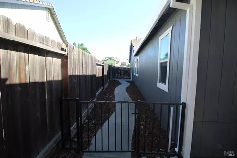 Exterior - 1925 Dorris Ct, Dixon, CA 95620 photo 5 of 7