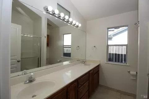 Bath - 1925 Dorris Ct, Dixon, CA 95620 photo 3 of 4