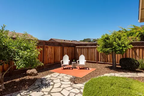 Exterior - 1040 Elsbree Ln, Windsor, CA 95492 photo 6 of 9