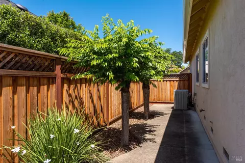 Exterior - 1040 Elsbree Ln, Windsor, CA 95492 photo 9 of 9