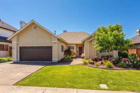 1040 Elsbree Ln, Windsor, CA 95492