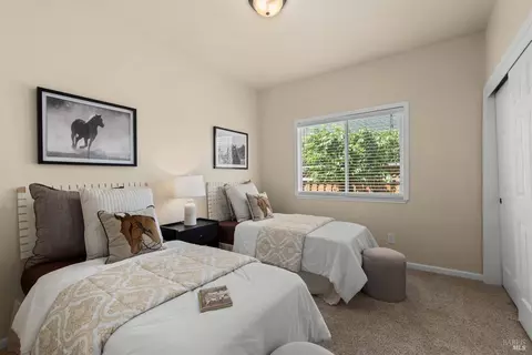 Bedroom - 1040 Elsbree Ln, Windsor, CA 95492 photo 3 of 6