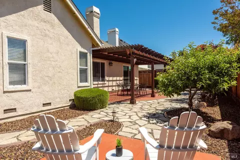 Exterior - 1040 Elsbree Ln, Windsor, CA 95492 photo 7 of 9