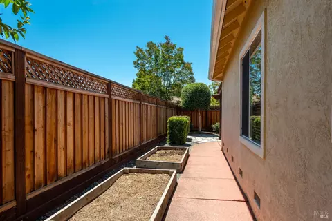 Exterior - 1040 Elsbree Ln, Windsor, CA 95492 photo 8 of 9