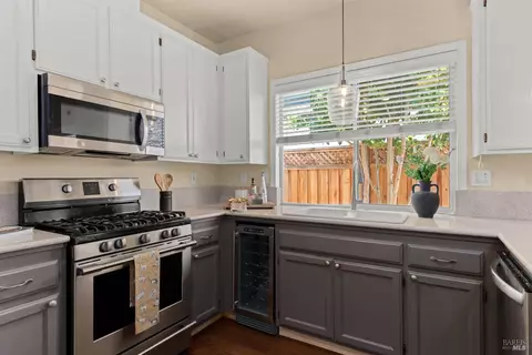 Kitchen - 1040 Elsbree Ln, Windsor, CA 95492 photo 3 of 4