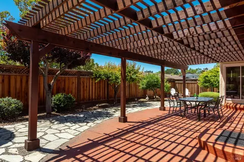 Exterior - 1040 Elsbree Ln, Windsor, CA 95492 photo 3 of 9