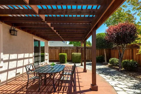 Exterior - 1040 Elsbree Ln, Windsor, CA 95492 photo 5 of 9