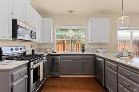 Kitchen - 1040 Elsbree Ln, Windsor, CA 95492 photo 2 of 4