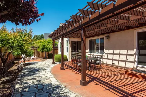 Exterior - 1040 Elsbree Ln, Windsor, CA 95492 photo 4 of 9