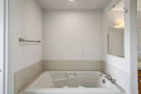Bath - 625-629 Hill Rd, Angwin, CA 94508 photo 2 of 6