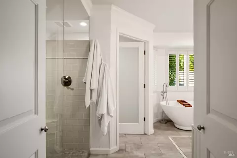 Bath - 1370 Estates Dr, Dixon, CA 95620 photo 4 of 10