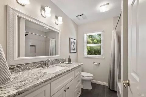 Bath - 1370 Estates Dr, Dixon, CA 95620 photo 9 of 10