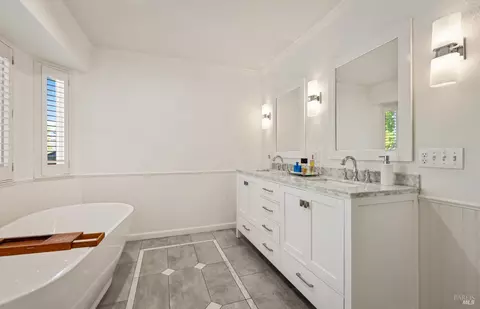 Bath - 1370 Estates Dr, Dixon, CA 95620 photo 8 of 10