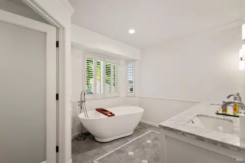 Bath - 1370 Estates Dr, Dixon, CA 95620 photo 3 of 10