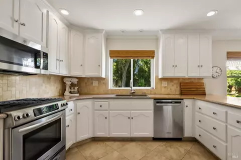 Kitchen - 1370 Estates Dr, Dixon, CA 95620 photo 3 of 6