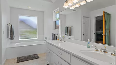 Bath - 770 Collier Dr, Dixon, CA 95620 photo 5 of 6