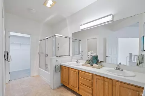Bath - 129 Shoal Dr W, Vallejo, CA 94591 photo 2 of 3