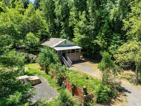 10539 River Dr, Forestville, CA 95436
